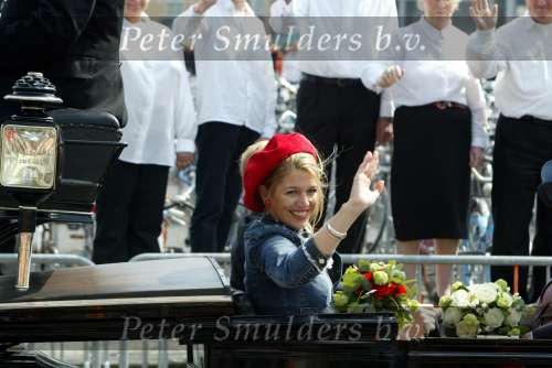 Groningen 30 april 2004
Koninginnedag 2004 in Warffum (Groningen)
Prinses Maxima  met Prins Willem Alexander en Koningin beatrix in  koets