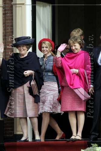 Groningen 30 april 2004
Koninginnedag 2004 in Warffum (Groningen)
Prinses Margriet en Maxima en Koningin Beatrix
