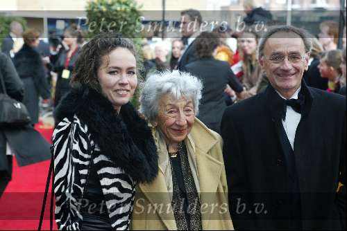 Scheveningen 4 april 2004
Premiere Lion King in Kurhaus.
Mini met vrouw en moeder