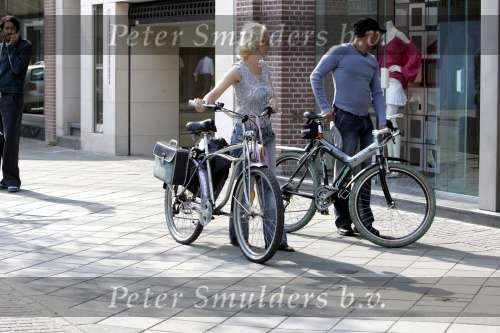 Amsterdam 28 april 2004
Monique Sluyter op PC Hooftstraat met vriend en fiets