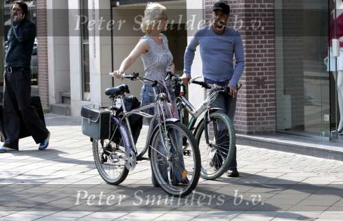 Amsterdam 28 april 2004
Monique Sluyter op PC Hooftstraat met vriend en fiets