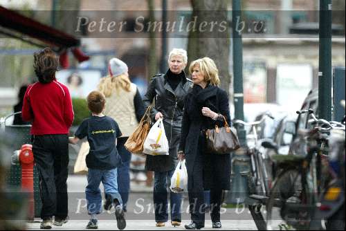 Amsterdam 10 april 2004
Monique des Bouvrie winkelen met moeder op Cornelis Schuytstraat