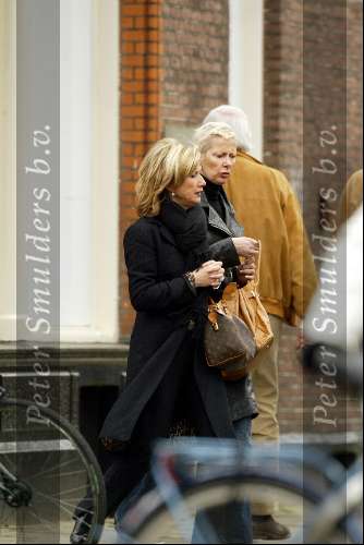 Amsterdam 10 april 2004
Monique des Bouvrie met moeder winkelen  op Cornelis Schuytstraat
