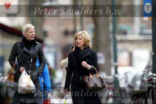 Amsterdam 10 april 2004
Monique des Bouvrie winkelen met moeder op Cornelis Schuytstraat