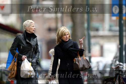 Amsterdam 10 april 2004
Monique des Bouvrie winkelen met moeder op Cornelis Schuytstraat