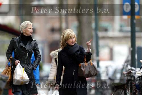 Amsterdam 10 april 2004
Monique des Bouvrie winkelen met moeder op Cornelis Schuytstraat