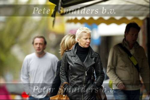 Amsterdam 10 april 2004
Monique des Bouvrie met moeder winkelen  op Cornelis Schuytstraat