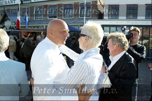 Ouderkerk aan de Ijssel 24 april 2004
Opening Klein Paardenburg in Ouderkerk aan de Amstel.
Monique des Bouvrie met de chefkok