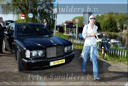Ouderkerk aan de Ijssel 24 april 2004
Opening Klein Paardenburg in Ouderkerk aan de Amstel.
  Monique des Bouvrie met Bentley