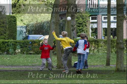 Muiderberg 5 april 2004
Huis Richard Krajicek aan de Brink waar een schietpartij is geweest. Kinderen voetballen op de Brink
