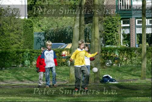 Muiderberg 5 april 2004
Huis Richard Krajicek aan de Brink waar een schietpartij is geweest. Kinderen voetballen op de Brink