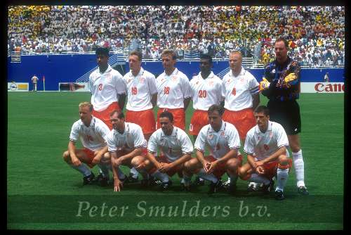 nederlands elftal in USA 1994 tijdens het wereldkampioenschap
stande Fank rijkaard peter v vossen stan vlackx aron winter ronald koeman ed de goeij gehurkt v.l.n.r.:
dennis bergkamp jan wouters marc overmars rob witschge wim jonk