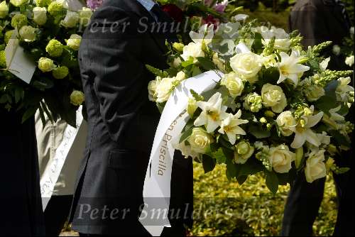 Naarden 8 april 2003

Begrafenis Sjaak Zwart (man marga Scheide)
bloemen patty brard

Peter Smulders bv