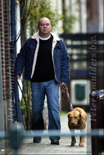 Amsterdam 6 april 2004
Paul de Leeuw hond uitlaten