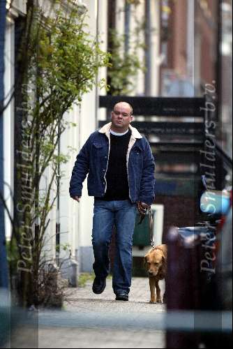 Amsterdam 6 april 2004
Paul de Leeuw hond uitlaten
