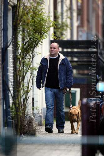Amsterdam 6 april 2004
Paul de Leeuw hond uitlaten