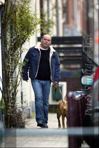 Amsterdam 6 april 2004
Paul de Leeuw hond uitlaten