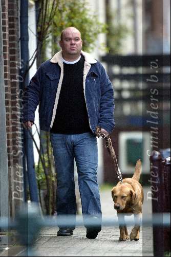 Amsterdam 6 april 2004
Paul de Leeuw hond uitlaten