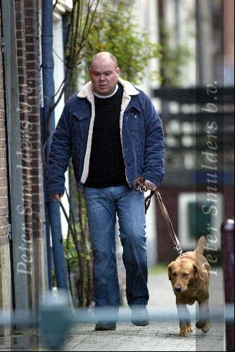 Amsterdam 6 april 2004
Paul de Leeuw hond uitlaten