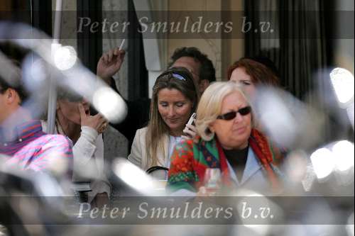 Amsterdam 23 april 2004
Paulette Schroder op terras bij Joffers met  gsm 
Peter Smulders bv
