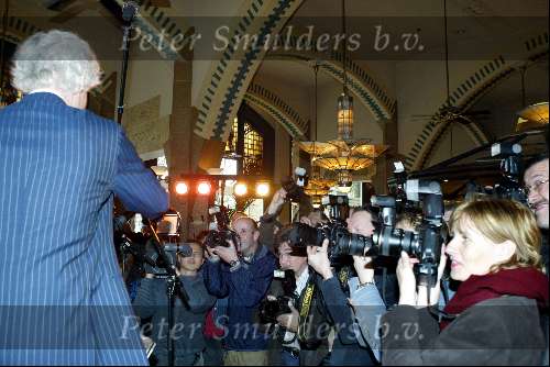 Amsterdam 19 april 2004
Presentatie cd voor Unicef in Hotel Americain.
Paul v Vliet met Loes Luca met persfotografen