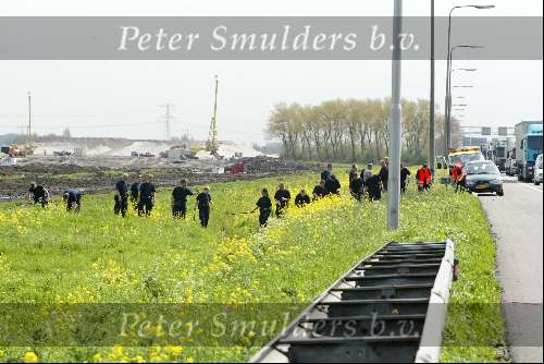 Vinkeveen 22 april 2004
De politie zoekt naar iets naast de A2 bij Vinkeveen
Zoekaktie