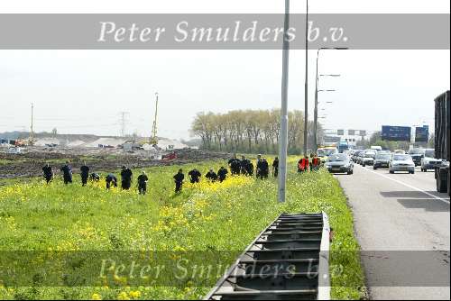 Vinkeveen 22 april 2004
De politie zoekt naar iets naast de A2 bij Vinkeveen
Zoekaktie