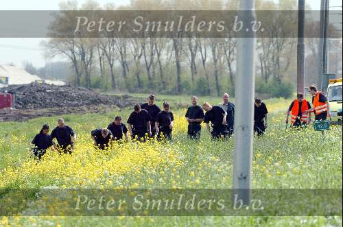 Vinkeveen 22 april 2004
De politie zoekt naar iets naast de A2 bij Vinkeveen
Zoekaktie