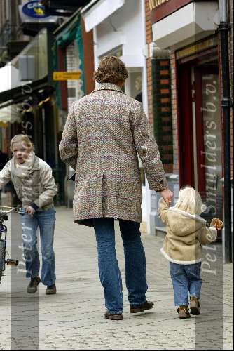 Amsterdam 10 april 2004
Prins Bernhard jr met Isabelle   op Cornelis Schuytstraat