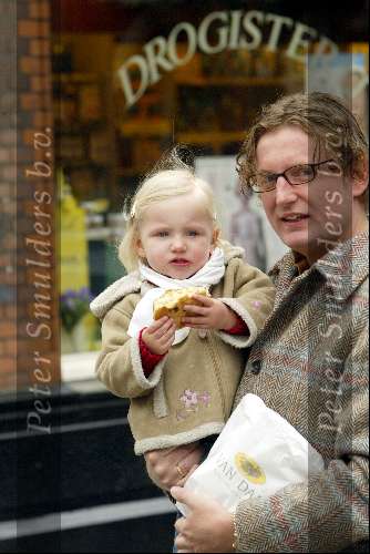 Amsterdam 10 april 2004
Prins Bernhard jr met Isabelle   op Cornelis Schuytstraat