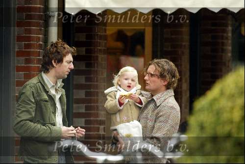 Amsterdam 10 april 2004
Prins Bernhard jr met Isabelle en Ruud de Wild op Cornelis Schuytstraat