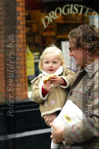 Amsterdam 10 april 2004
Prins Bernhard jr met Isabelle   op Cornelis Schuytstraat