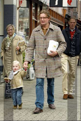 Amsterdam 10 april 2004
Prins Bernhard jr met Isabelle   op Cornelis Schuytstraat