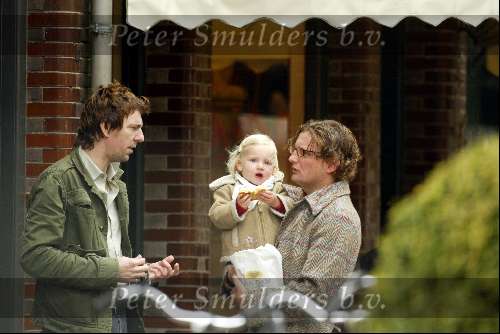 Amsterdam 10 april 2004
Prins Bernhard jr met Isabelle en Ruud de Wild op Cornelis Schuytstraat