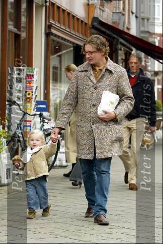 Amsterdam 10 april 2004
Prins Bernhard jr met Isabelle   op Cornelis Schuytstraat