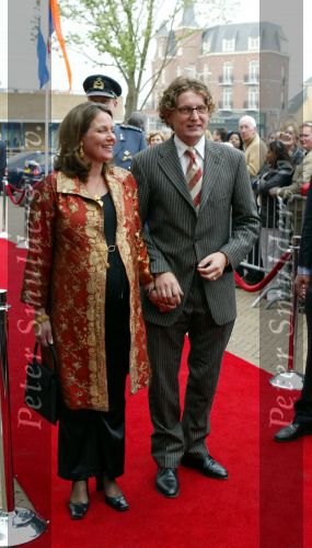 Scheveningen 29 april 2004
65e verjaardag van Pieter v Vollenhoven in het circustheater.
Prins Bernhard jr met zijn zwangere vrouw  Prinses Annette