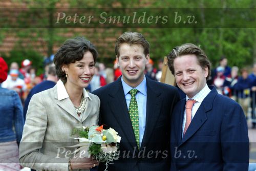 Groningen 30 april 2004
Koninginnedag 2004 in Warffum (Groningen)
Prinses Marilene Prins Floris en Prins Pieter Christiaan