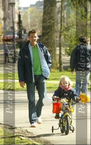 Amsterdam 12 april 2004
Prins Maurits Prinses Marilene Lucas en Anna in het Vondelpark. 1e stapjes van Lucas v Vollenhoven
