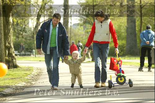 Amsterdam 12 april 2004
Prins Maurits Prinses Marilene Lucas en Anna in het Vondelpark. 1e stapjes van Lucas v Vollenhoven