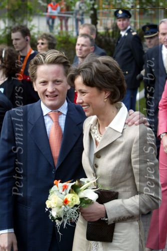 Groningen 30 april 2004
Koninginnedag 2004 in Warffum (Groningen)
Prinses Marilene en Prins Pieter Christiaan