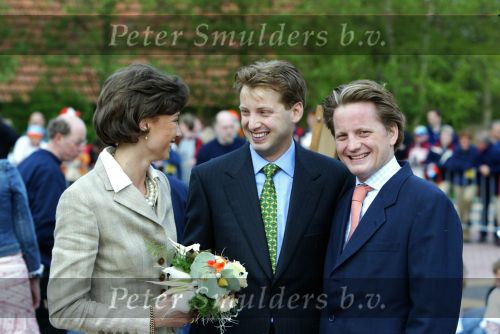 Groningen 30 april 2004
Koninginnedag 2004 in Warffum (Groningen)
Prinses Marilene Prins Floris en Prins Pieter Christiaan