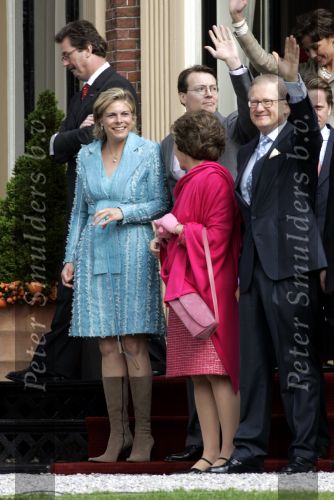 Groningen 30 april 2004
Koninginnedag 2004 in Warffum (Groningen)
Prinses Laurentien Prinses Margriet en Pieter v Vollenhoven en Prins Pieter Christiaan