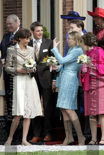Groningen 30 april 2004
Koninginnedag 2004 in Warffum (Groningen)
Prinses Marilene met Prins Maurits en Prinses Laurentien