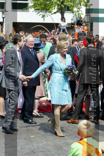 Groningen 30 april 2004
Koninginnedag 2004 in Warffum (Groningen)
Prinses Laurentien hand in hand metPrins Constantijn