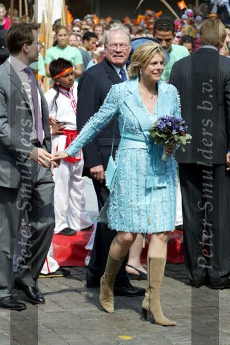 Groningen 30 april 2004
Koninginnedag 2004 in Warffum (Groningen)
Prinses Laurentien hand in hand metPrins Constantijn