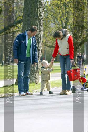 Amsterdam 12 april 2004
Prins Maurits Prinses Marilene Lucas en Anna in het Vondelpark. 1e stapjes van Lucas v Vollenhoven