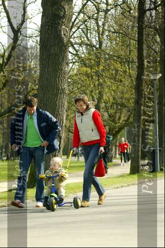 Amsterdam 12 april 2004
Prins Maurits Prinses Marilene Lucas en Anna in het Vondelpark. 1e stapjes van Lucas v Vollenhoven