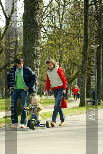 Amsterdam 12 april 2004
Prins Maurits Prinses Marilene Lucas en Anna in het Vondelpark. 1e stapjes van Lucas v Vollenhoven