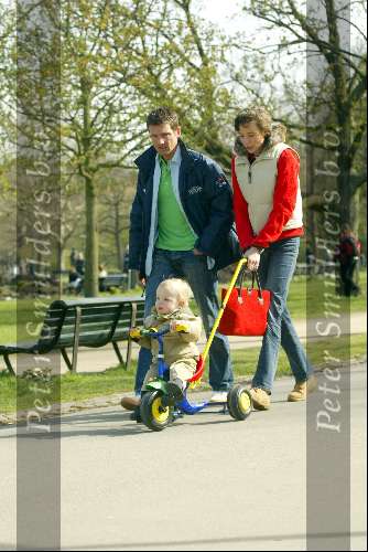 Amsterdam 12 april 2004
Prins Maurits Prinses Marilene Lucas en Anna in het Vondelpark. 1e stapjes van Lucas v Vollenhoven
