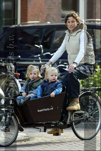 Amsterdam 16 april 2004
Prinses Marilene met Anna en Lucas in bakfiets